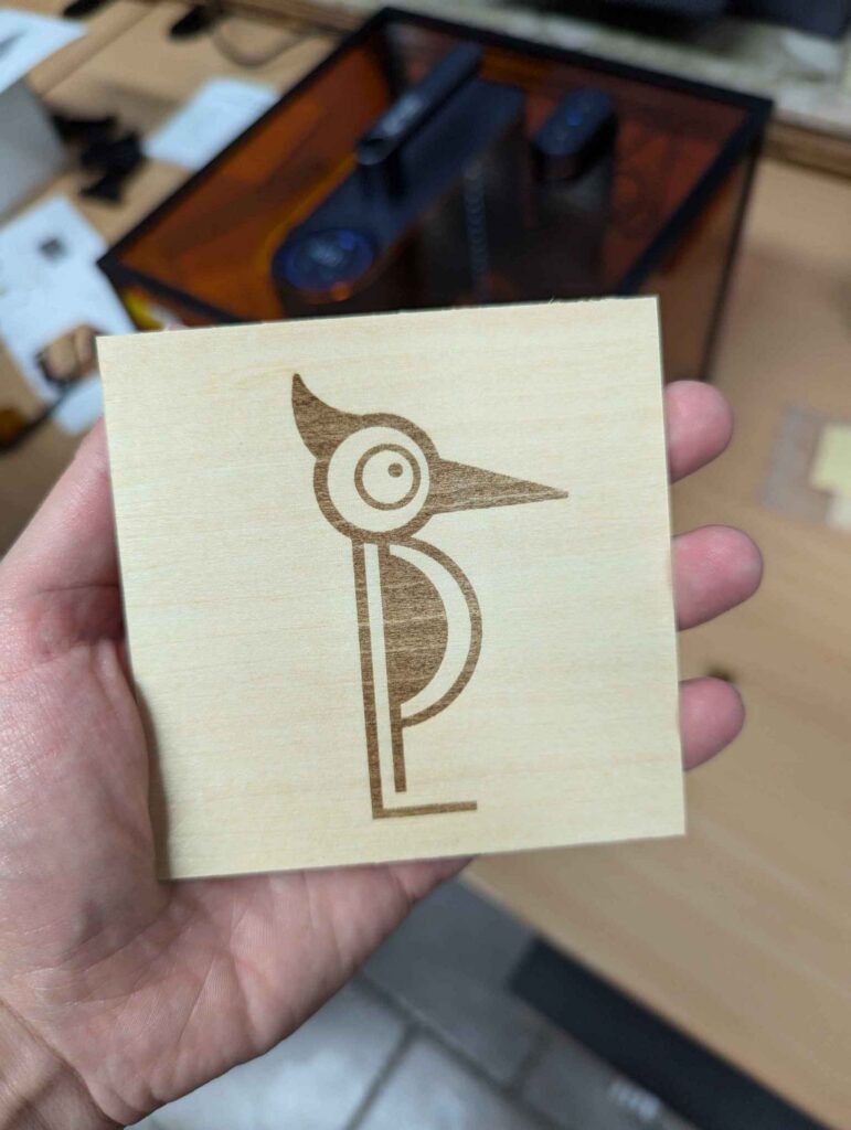 LaserPecker Logo auf ein Stück Lindenholz 