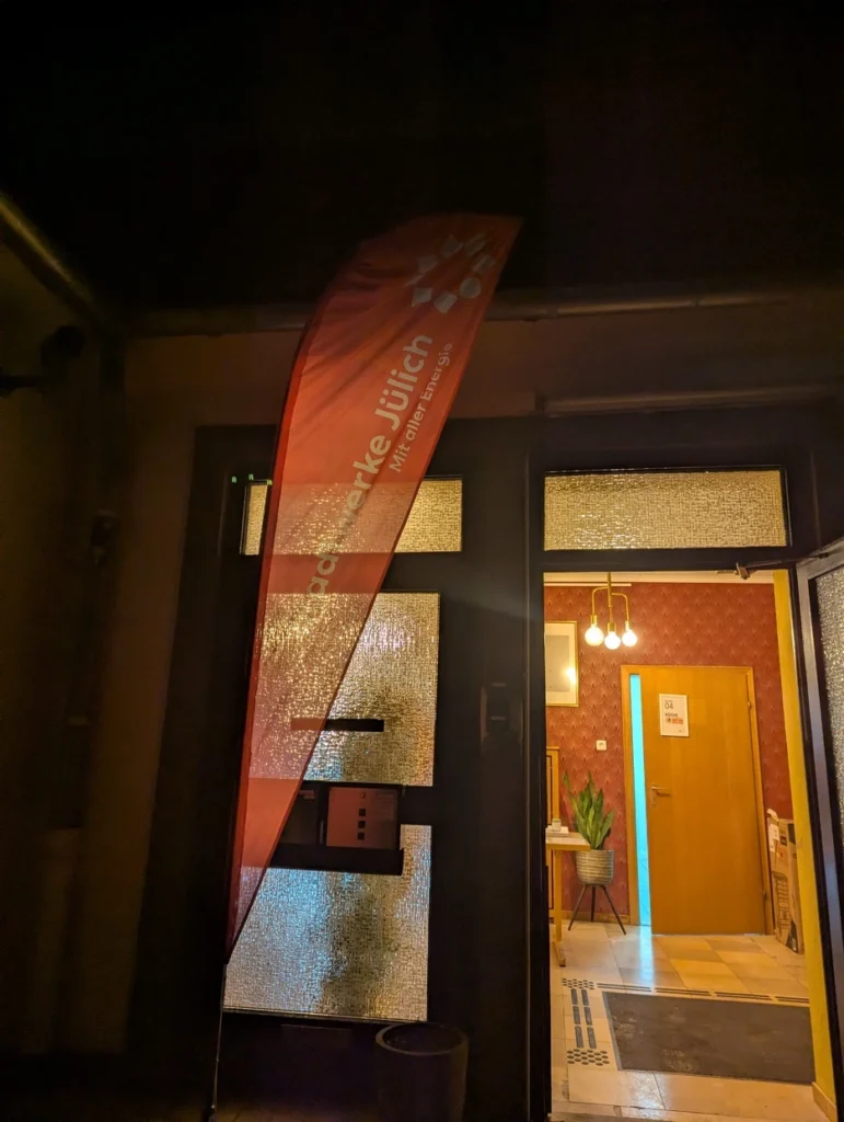 Die Flagge der Stadtwerke Jülich vor dem Haupteingang des AWO-Gebäudes