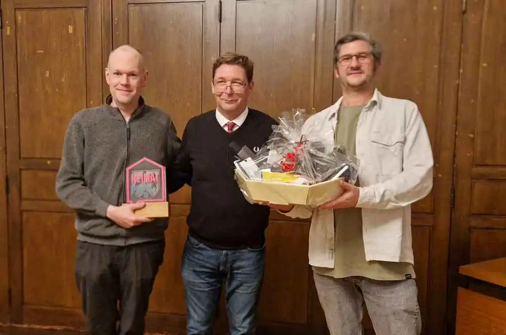 Drei Personen, v.l.n.r. 1 Vorstand EGJ, Bürgermeister von Jülich, 1 Kassenprüfer EGJ